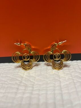Louis. Vuitton. Breeze Gold Tone Flower Signature Logo Earrings